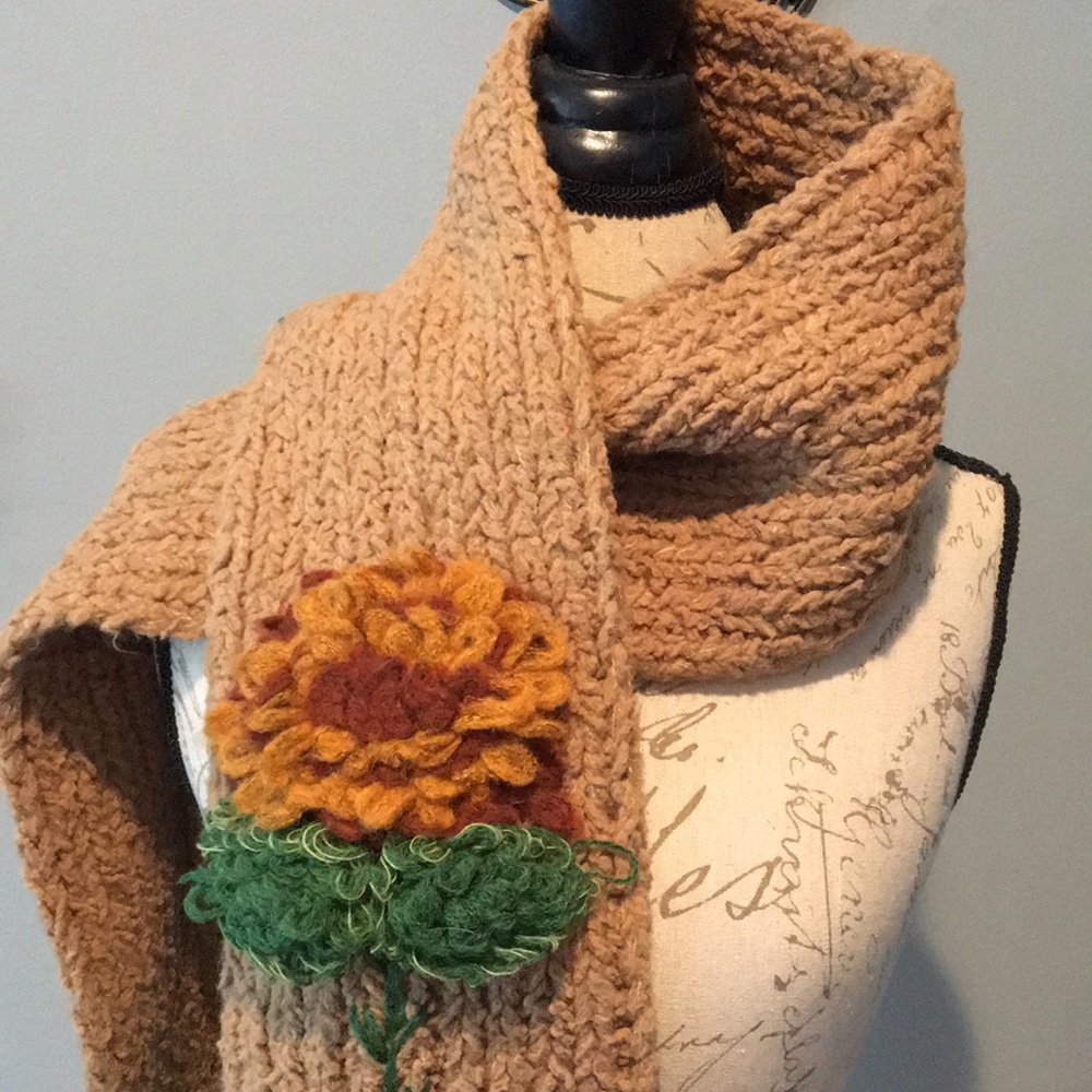 Emi Giannelli 60% wool scarf with embroidered flower